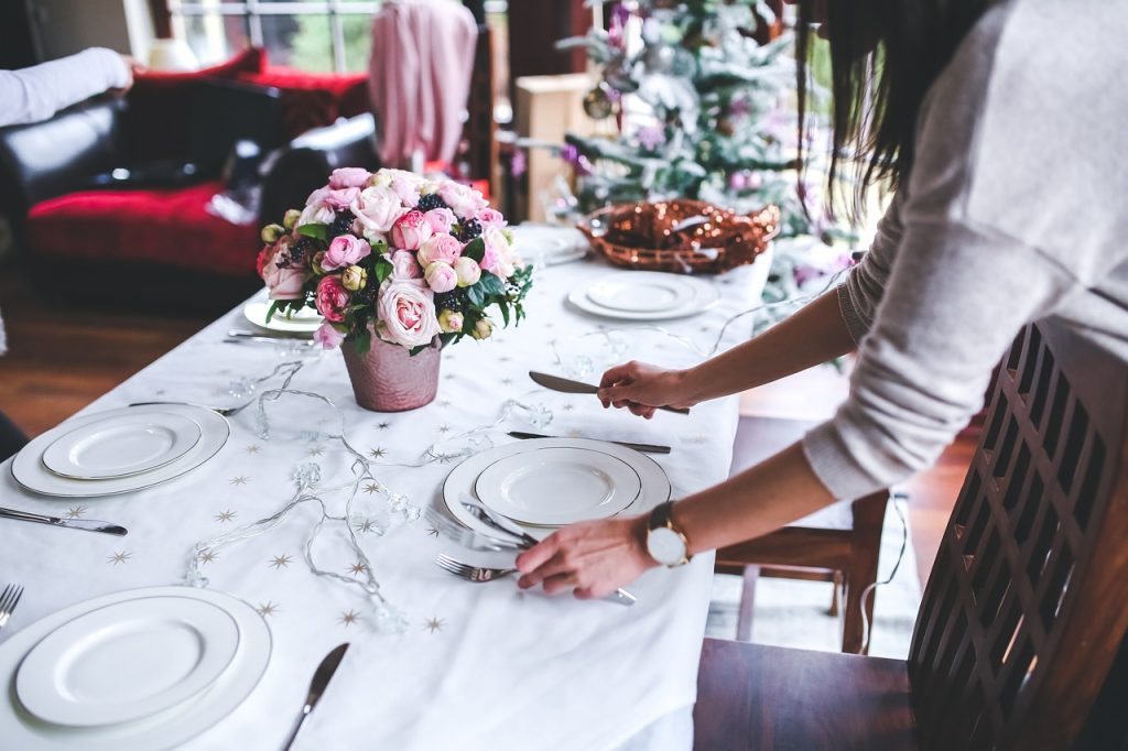 Table setting, table, preparing — Discover the many benefits of using storage containers
