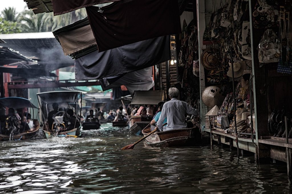 Bangkok, river, market — Download MT4 to Access Markets and Execute Trades Seamlessly