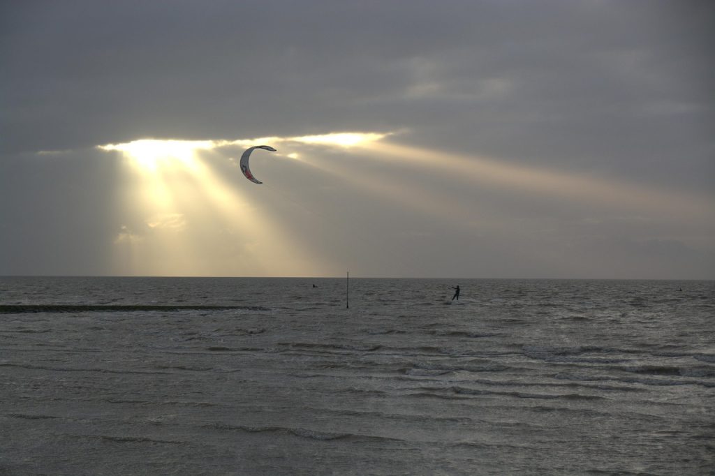Kitesurfer, kite, nature — Is surfing a good workout explaining the fitness and mental benefits of consistent surf sessions