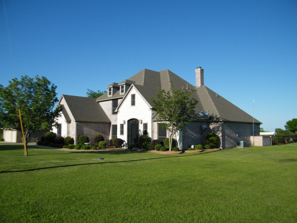 Brick home, blue sky, green lawn — Tips to Sell My Home Quickly for Cash